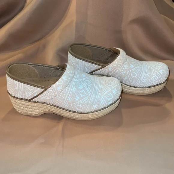 #435✅ NWOT Dansko shoes